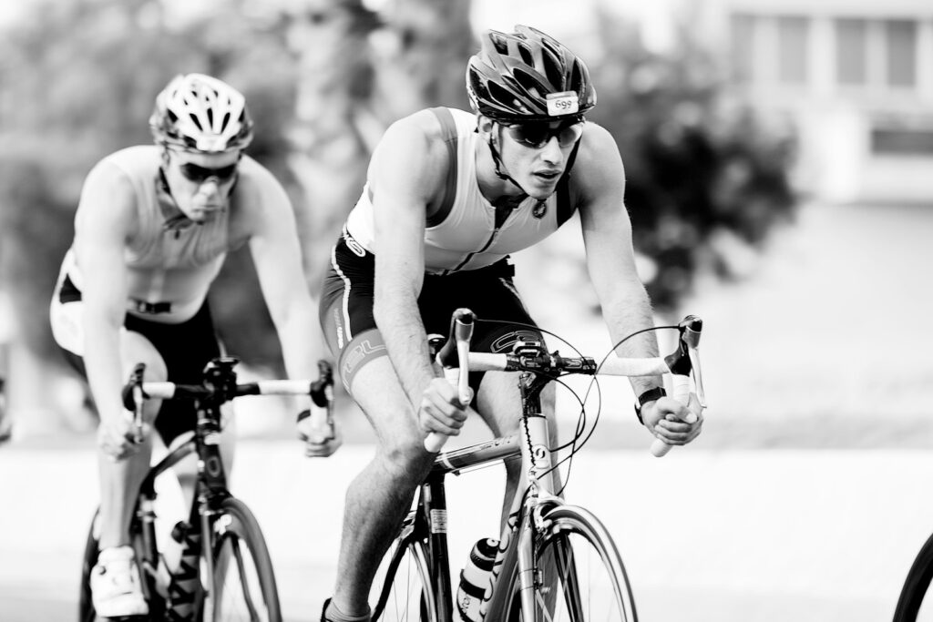 hombres haciendo ciclismo